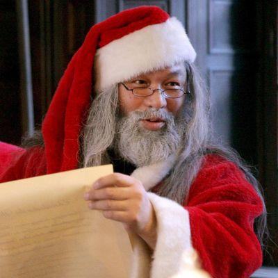 Дядо Коледа проверява писмата с желания на БГ депутатите
