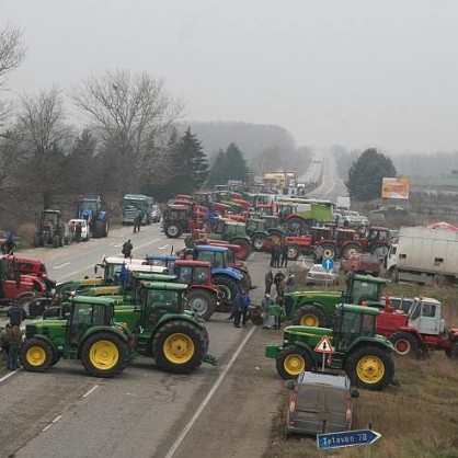 Трактори блокират страната