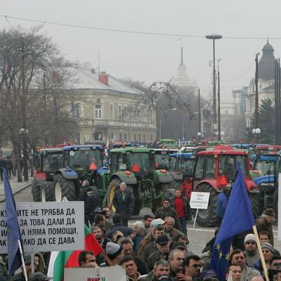 Трактори блокираха жълтите павете