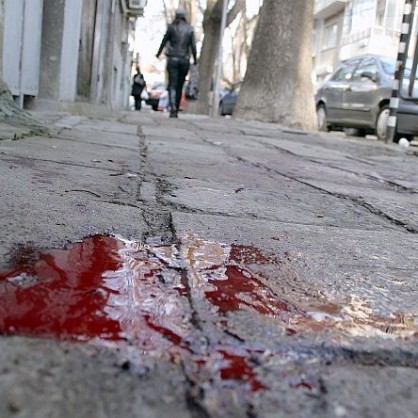 Локва кръв на паважа, където е пребит Кочо Мучев