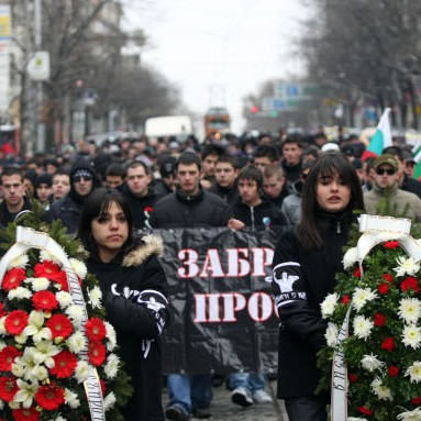 Траурното шествие тръгна от Първа английска гимназия и приключи на ъгъла на булевардите  Александър Стамболийски” и „Мария Луиза”