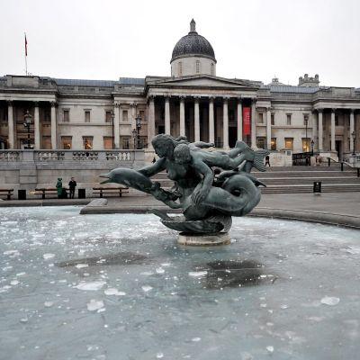 Фонтанът на Трафалгар скуеър замръзна заради рекордно ниските температури в Лондон