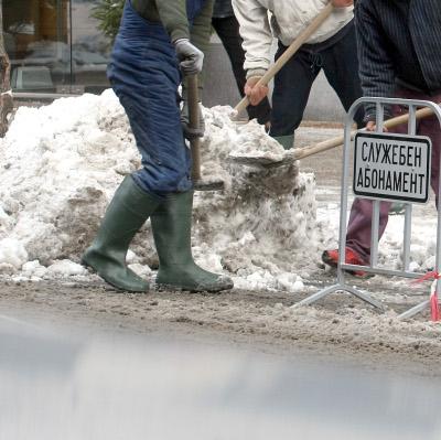 Чистят снегът по софийските улици