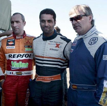 Катарският пилот Насер Атиях (в средата), испанецът Карлос Сайнц (вдясно) и французинът Стефан Петерхансел преди старта на рали  Дакар  - Аржентина-Чили