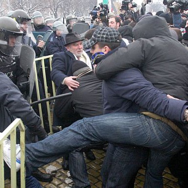 На днешният протест на студентски организации от цялата страна се стигна до сблъсъци между служители на реда и протестиращи