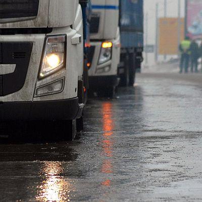 Поледица блокира пътя Хасково- София