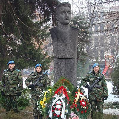 Пловдивчани поднесоха венци и цветя на паметника на капитан Бураго