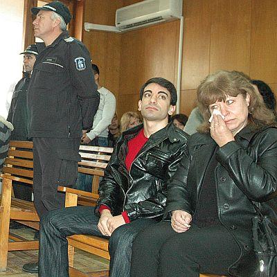 Майката на убития Румен Рачев - Рени и брат му Теодор в съдебната зала