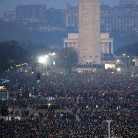 Около 8 часа сутринта около 320 000 души са използвали метрото, за да отидат до мястото на церемонията
