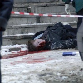 Ранената е журналистка от  Новая газета  Анастасия Бабурова, която по-късно починала