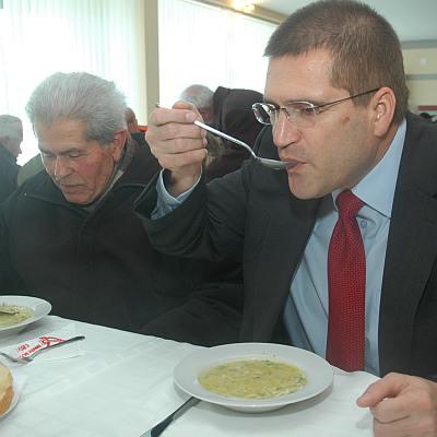 Министърът на отбраната Николай Цонев яде супа, изпи чаша вино, а след това пойгра табла, в Казанлък