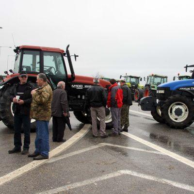Заради протести на гръцките фермери границите остава блокирани