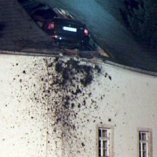 Шофьор прелетя 35 метра и паркира върху покрива на църква в Германия