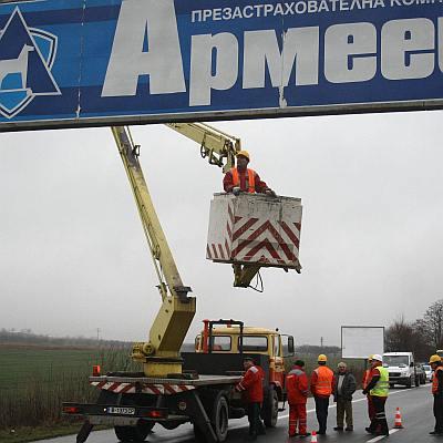 Работници демонтират незаконните билбордове от магистралата