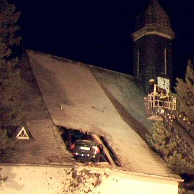 Шофьор прелетя 35 метра и паркира върху покрива на църква в Германия