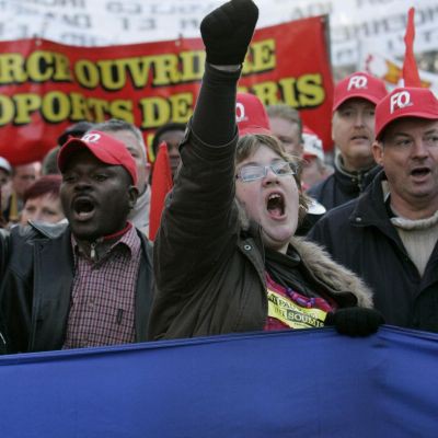 В протестното шествие в Париж днес участваха 300 000 души