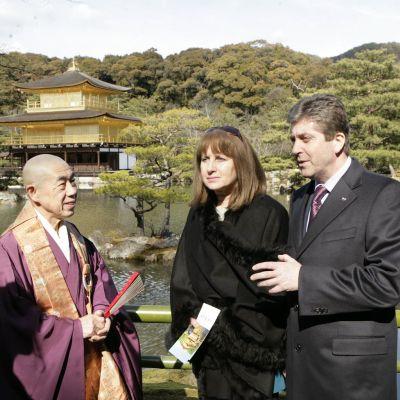 Президентската двойка пред будисткия храм Кинкаку-джи (Златния павилион)