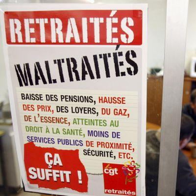 По призива на всички големи синдикати във Франция е обявена национална стачка