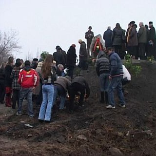 Паметник на сестрите Белнейски бе открит на 31 януари 2009 г. на мястото, където преди три години бяха открити телата им.