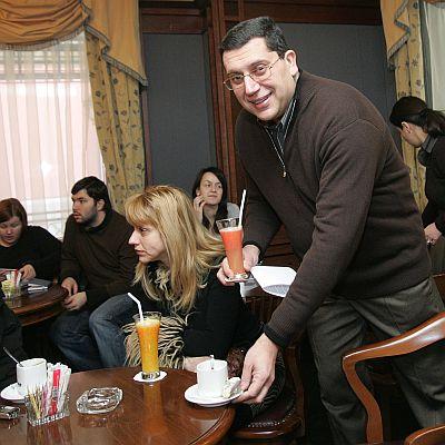 Марио Николов (д), обвинен за източване на 7.5 милиона евро по програма  Сапард  покани журналисти на  неформална  закуска в столичен хотел
