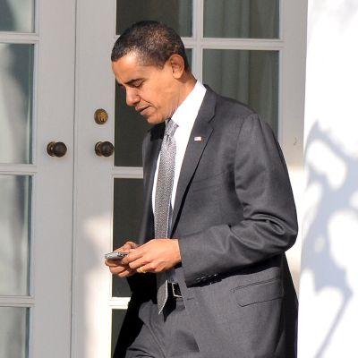 Блекберито на Обама е съвременната версия на “червения телефон”