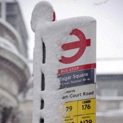 Обилните снеговалежи принудиха компании за автобусен превоз в Лондон да спрат работа