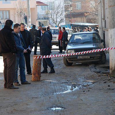 Оперативната група оглежда местопрестъплението в село Осиково