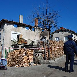 Подпалената семейна къща на семейство Парапанови в село Осиково