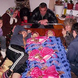 Започна погребението на двете момченца - Еди и Иво, които бяха убити по особено жесток начин от техния баща Манчо Панюков в село Осиково