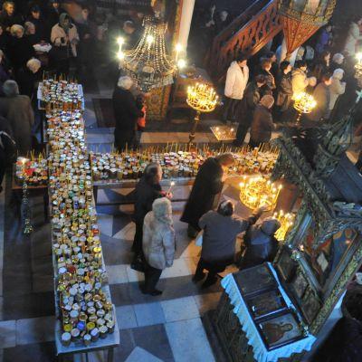 Духовници освещават 3 хиляди бурканчета мед за деня на Св. Харалампий