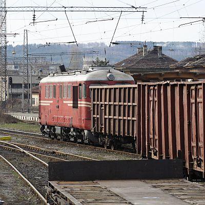 Дизелов локомотив с товарни вагони на гара Перник-Разпределителна