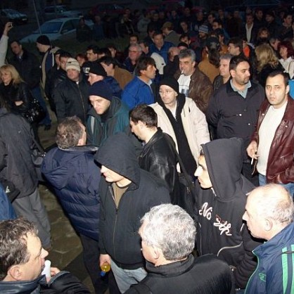 Над 100 работници от нощна и дневна смяна се събраха на мълчалив протест пред административната сграда на ТЕЦ „Варна”