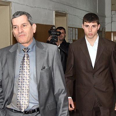 Побойникът Даниел Димов /в дясно/ идва в съдебната зала с адвоката си
