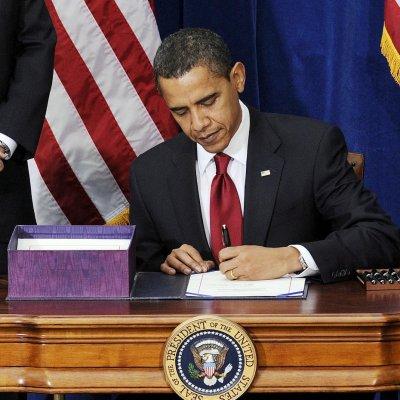 Обама подписа пакета от мерки за съживяване на икономиката на САЩ