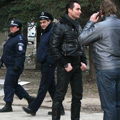 Николай Методиев-Пилето пред взривения му бар Неро в столицата