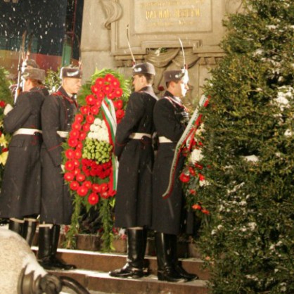 Венци пред паметника на Левски