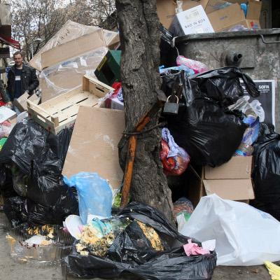 Уж проблеми с боклука няма, а на централна столична улица, в разстояние само на няколко метра, всички контейнери за смет преливат