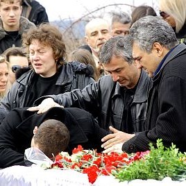 Първи бе погребан 18-годишният Павел Петров