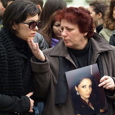 Майката Таня Евтимова и сестрата Теодора на убитата във Варна Радостина