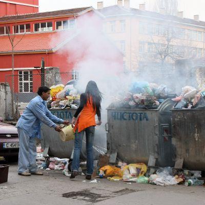 Неприбраният боклук вече се пали