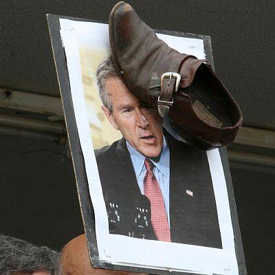 Портрет на Джордж Буш с обувка