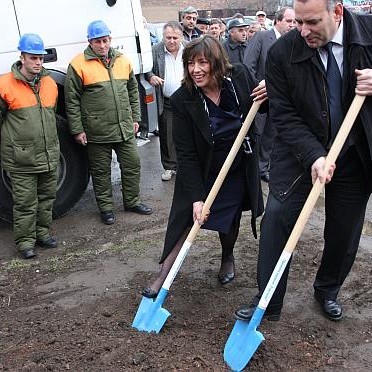 Министър на околната среда и водите Джевдет Чакъров и кметът на Перник Росица Янакиева дадоха началото на изпълнението на проект  Канализация на град Перник