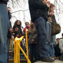 Участниците в митинга запалиха свещи в памет на Радостина