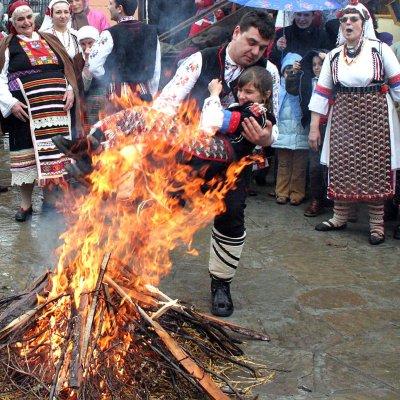 Баща и дъщеря минават заедно през огъня на Благовещение