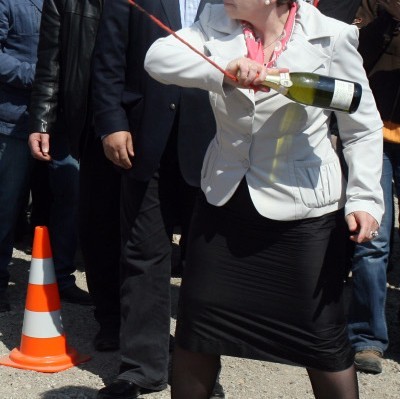 Борисов кавалерски преотстъпи на вицепремиера Плугчиева да хвърли традиционното шампанско за първа копка