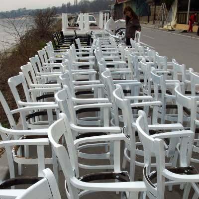 Момиче почиства столовете на крайбрежно заведение в морската столица. Много от съдържателите започнаха подготовката за наближаващия летен сезон