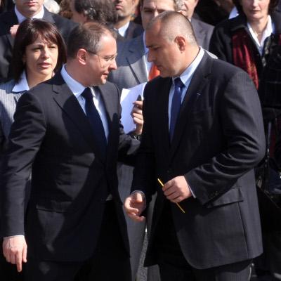 Премиерът Сергей Станишев и столичният кмет Бойко Борисов при вдигане на знамето на София
