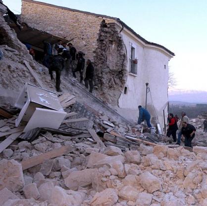 Разрушена къща от земетресението в Акуила