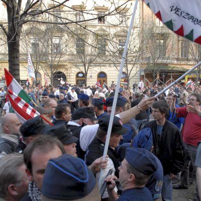 хиляди унгарци излязоха на протест срещу правителството в неделя