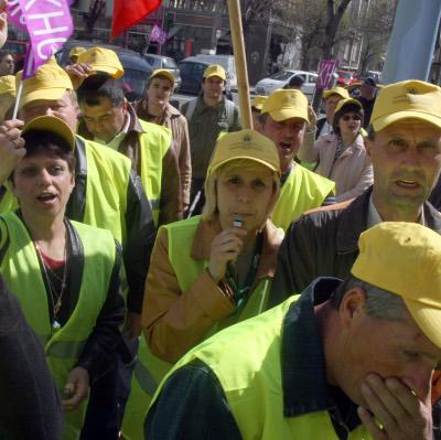 Пред Националната агенция  Пътна инфраструктура  /НАПИ/ се събраха около 100-тина протестиращи от  Автомагистрали Черно море